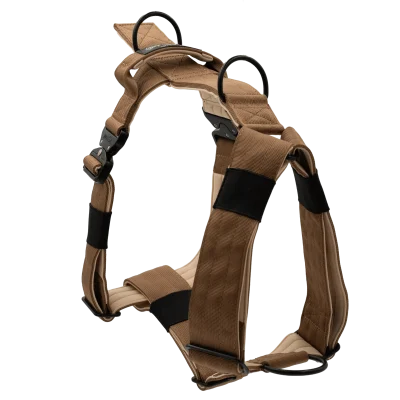 Arnés táctico Terra de DoggyCraft para perros, marrón arena liso con herrajes negros, con anilla frontal antitirones y asa de emergencia